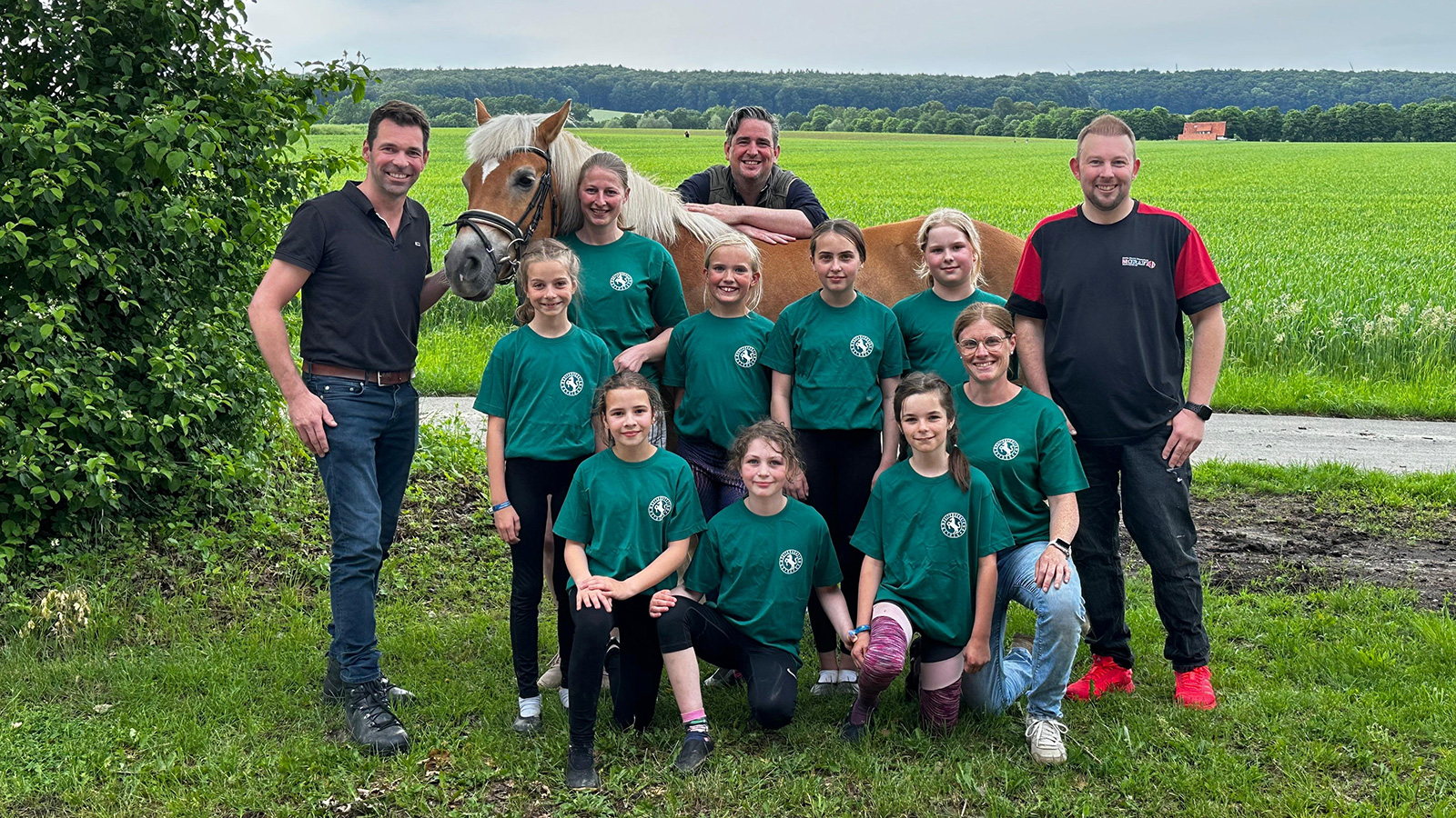 Voltigiermannschaft Brakel 6 erhält neue Team-Shirts dank Unterstützung lokaler Sponsoren