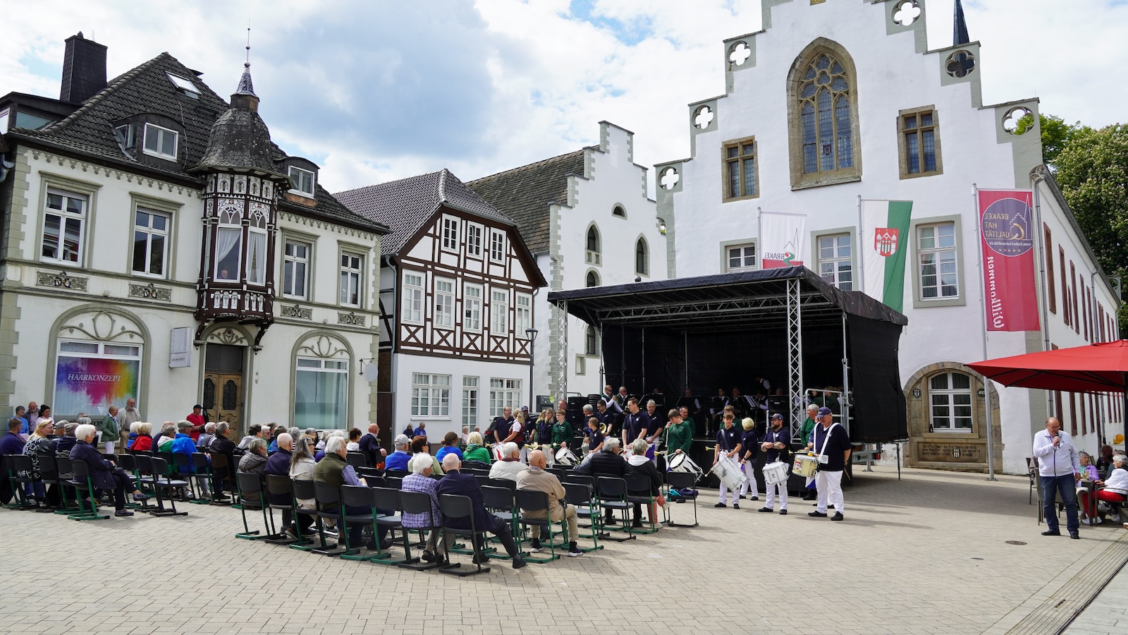 Kaffee, Kuchen, Kurkonzert auf dem Marktplatz Brakel