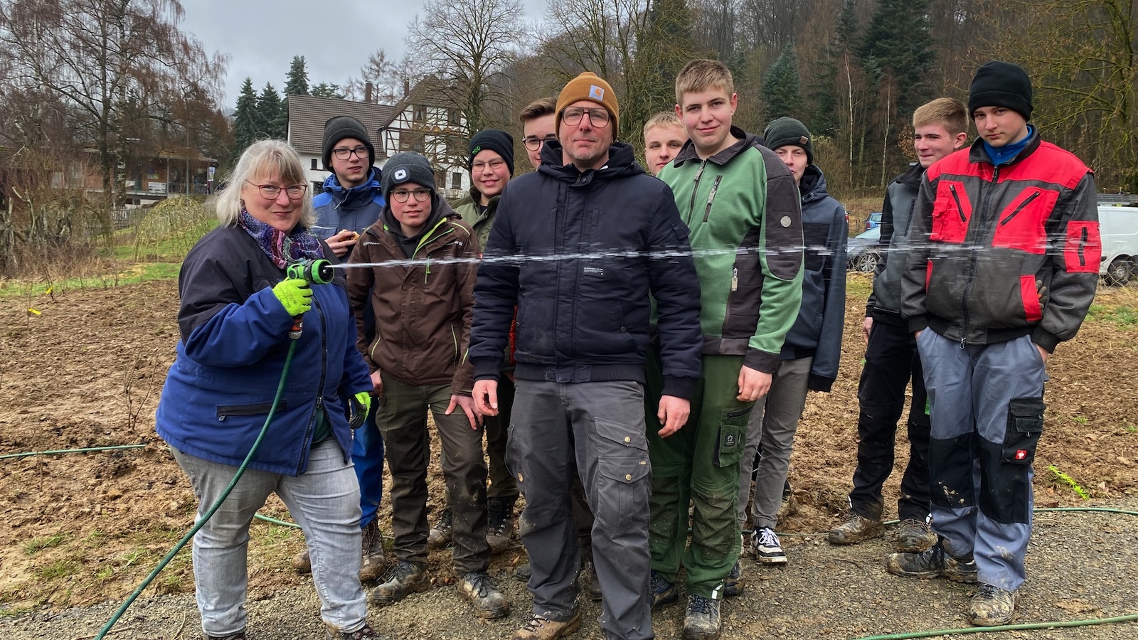 Schüler der Gesamtschule Brakel pflanzen Wildstrauchhecke in Modexen