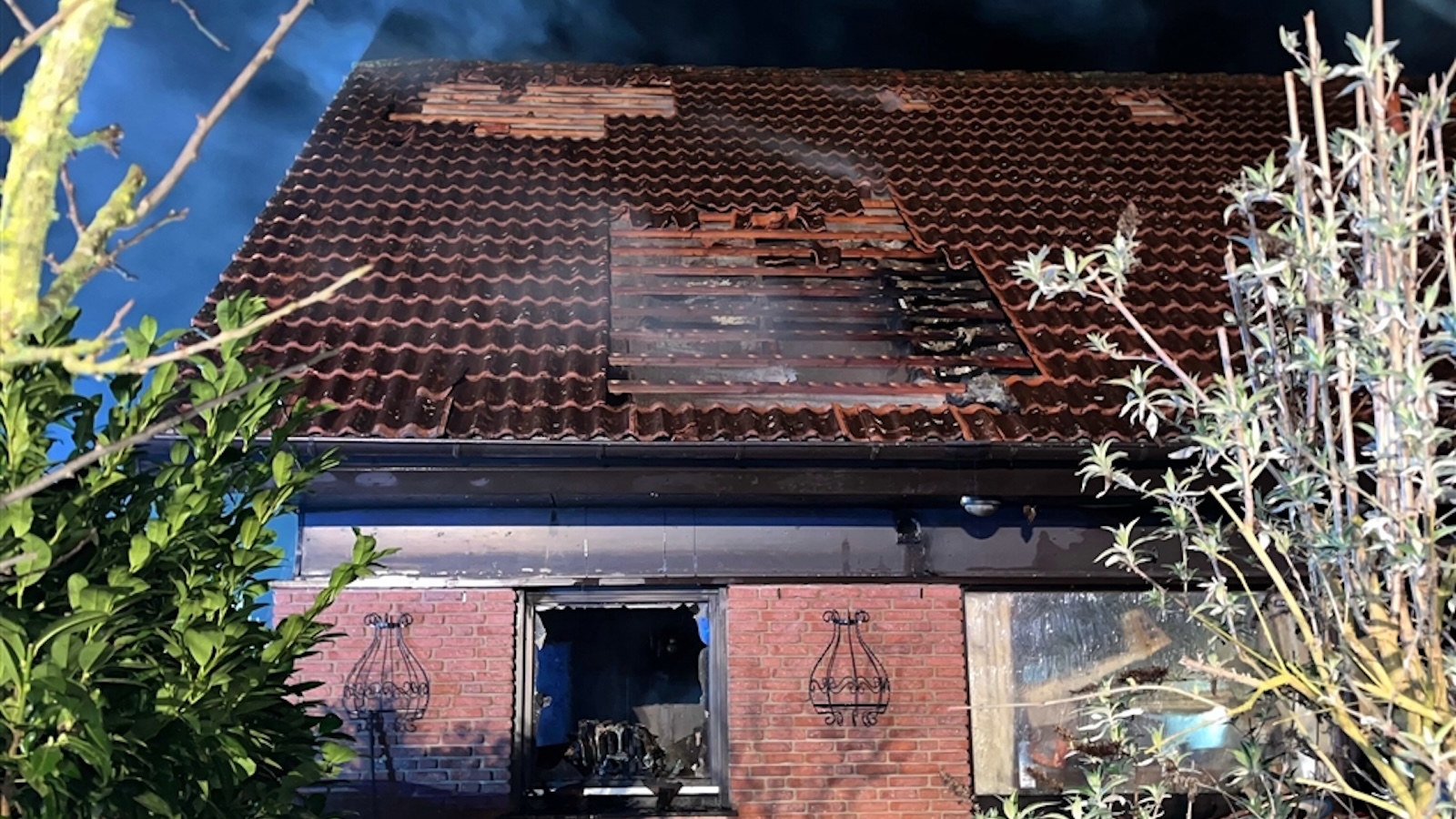 Wohnhausbrand in Marienmünster-Vörden - Ein Bewohner leicht verletzt